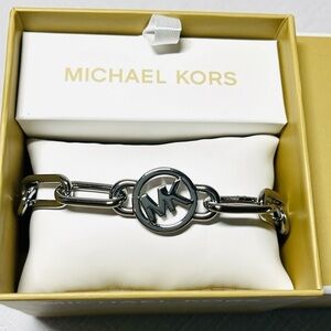 NEW MICHAEL KORS SILVER TONE CHAIN LINK CIRCLE LOGO BRACELET 
Adjustable length